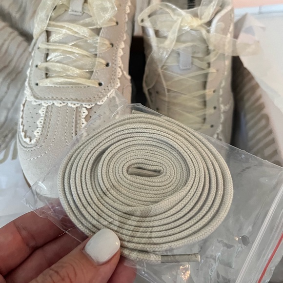 Cushionaire Women's Cream Sneakers, sz 9.5W - Picture 9 of 14